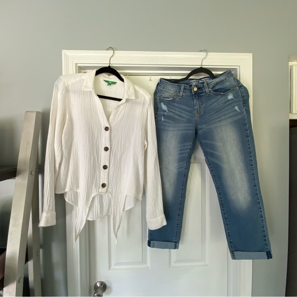 Signature by Levi Strauss Jeans. Size 6. Dip Blouse. Small but fits like a Med.